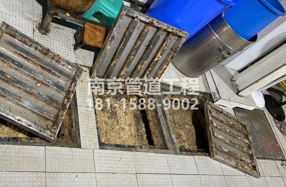 278孟北村城管中队食堂隔油池清理